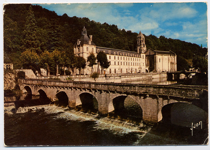 {16755} Brantome Ancienne Abbaye Fondée Par Charlemagne, Au 1er Plan Le Pont Coudé - Brantome