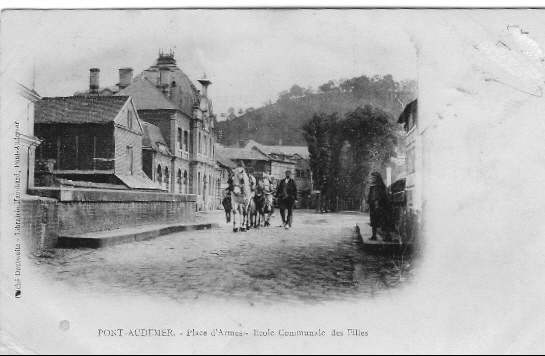 PONT-AUDEMER. - Place D'Armes - Ecoles Communale Des Filles - Pont Audemer