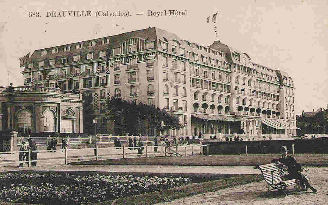 14 DEAUVILLE Cpa Animée Royal Hotel           683 - Deauville