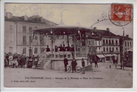 Vic-Fesensac  Kiosque De La Musique Et Place Du Commerce - Vic-Fezensac