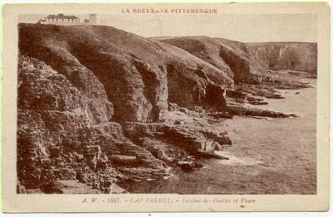 22 - CAP FREHEL - Falaises Des Grottes Et Phare - Cap Frehel