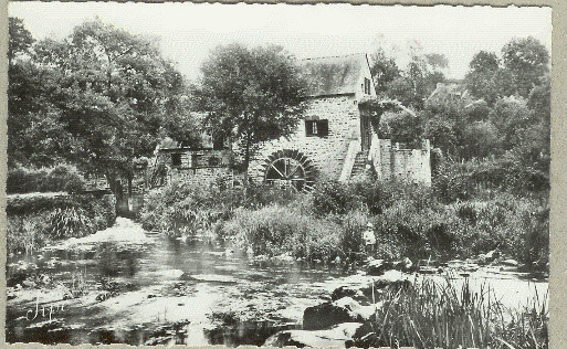 GROS PLAN MOULIN A SAINT LEONARD DES BOIS - Molinos De Agua