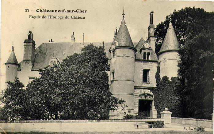 27 - Châteauneuf-sur-Cher - Façade De L'Horloge Du Château - Chateauneuf Sur Cher