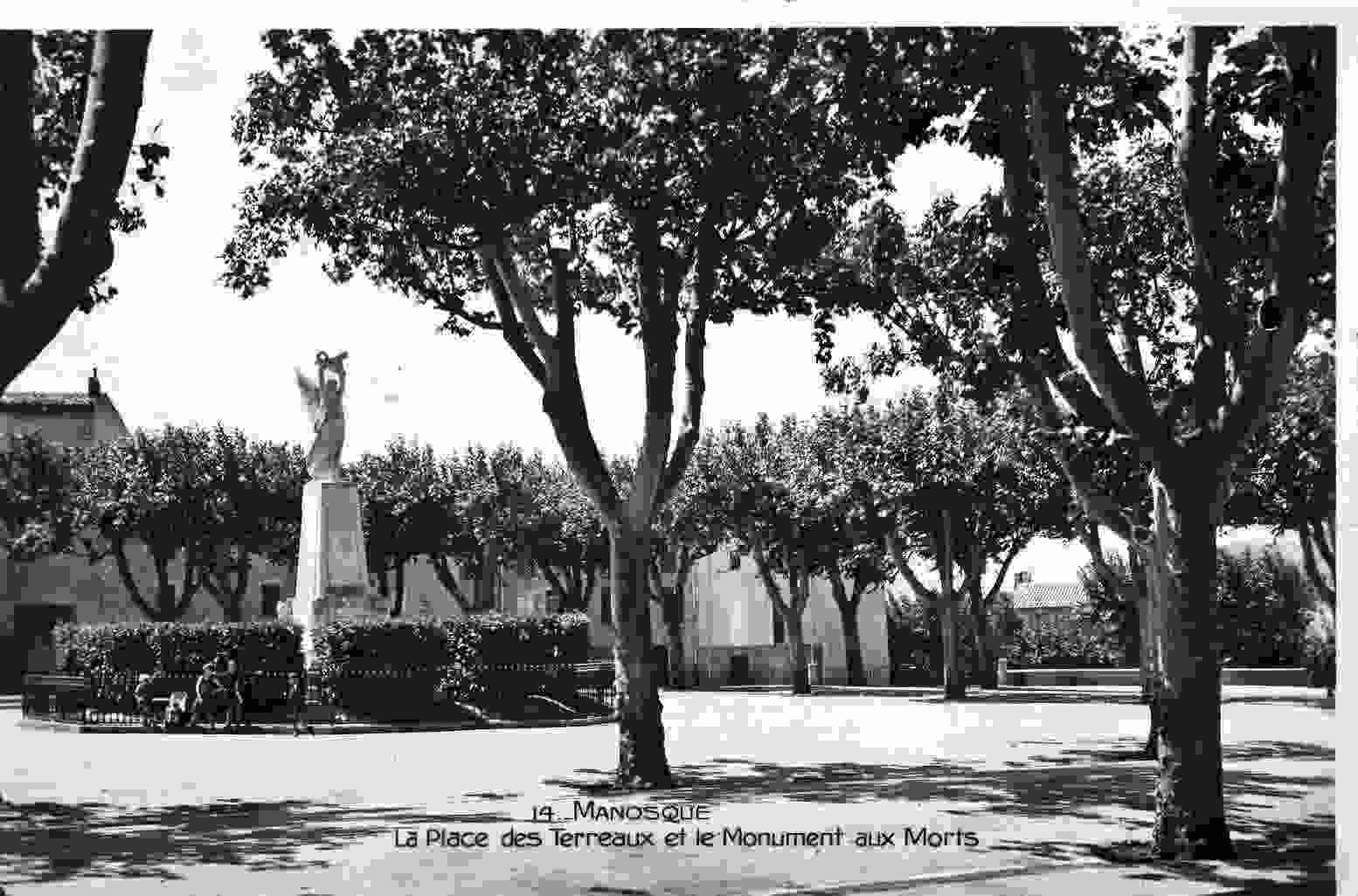 MANOSQUE - La Place Des Terreaux Et Le Monument Aux Morts - Manosque