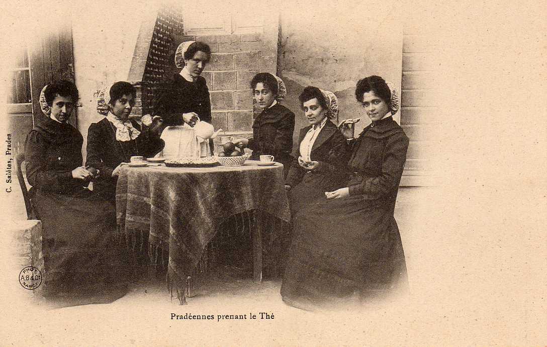 66 PRADES Types Catalanes, Pradéennes Prenant Le Thé, Beau Plan, Costumes, Ed Salètes, Dos 1900 - Prades