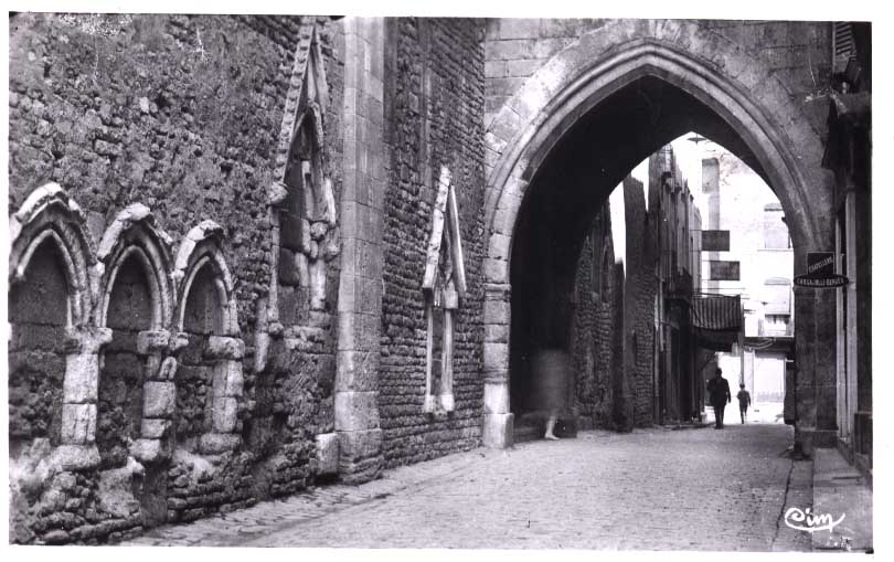 CPSM Apt (84, Vaucluse) Rue Des Marchands , Porte De L´Horloge , Animée , 1952 - Apt