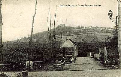 Saint-Satur.- La Rue Basse Des Moulins. Animée : Femmes Lavant Le Linge - Saint-Satur