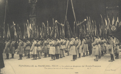 Funérailles Du Maréchal Foch Les Glorieux Drapeaux De L'armée Française - Funeral