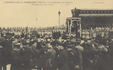 Funérailles Du Maréchal Foch La Cérémonie Aux Invalides (poincaré Dans La Tribune) - Funérailles
