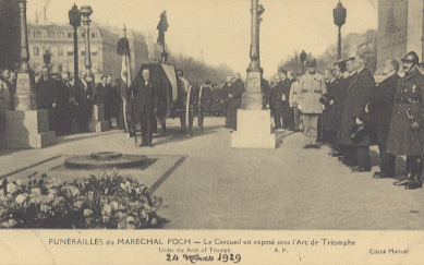 Funérailles Du Maréchal Foch Le Cercueuil Est Exposé Sous L'arc De Triomphe - Funérailles