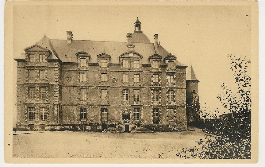 Chateau De VIZILLE , La Cour D'honneur - Vizille