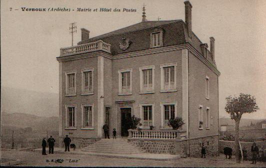 CPA De VERNOUX - Mairie Et Hôtel Des Postes. - Vernoux