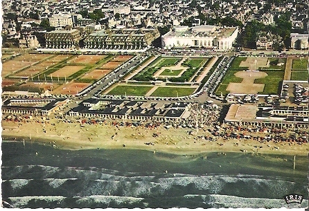 14  DEAUVILLE    VUE AERIENNE SUR LE CASINO ET LA PLAGE   N° 824 - Deauville