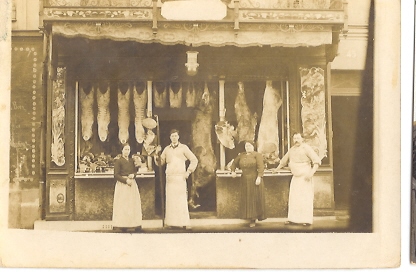 CARTE PHOTO SUPERBE DEVANTURE DE BOUCHERIE NON SITUE - Magasins