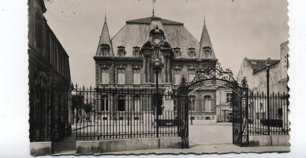 92 - RUEIL - MALMAISON - L'Hôtel De Ville En 1948 - Sm Dentelée - N&B - Rueil Malmaison
