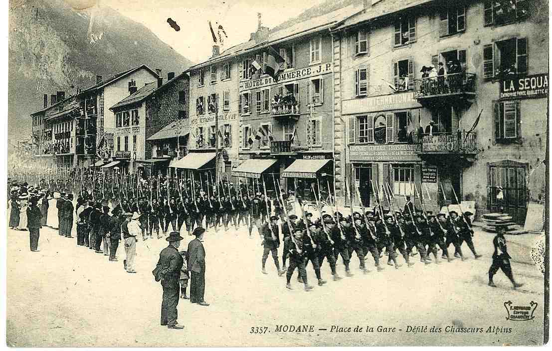 73 MODANE Place De La Gare Défilé Des Chasseurs Alpins écrite Non Timbrée 1918 - Modane