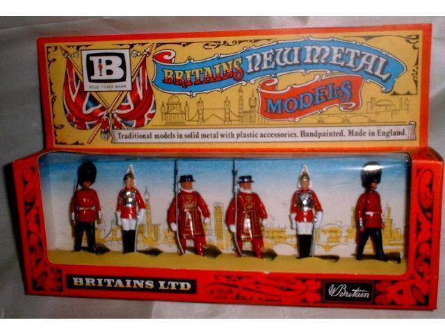 Britains ROYAL ENGLISH SOLDIERS METAL . MIB - Militares