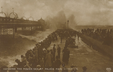 Watching The Rough Sea At Palace Pier , Brighton  ,tempête Animée - Brighton