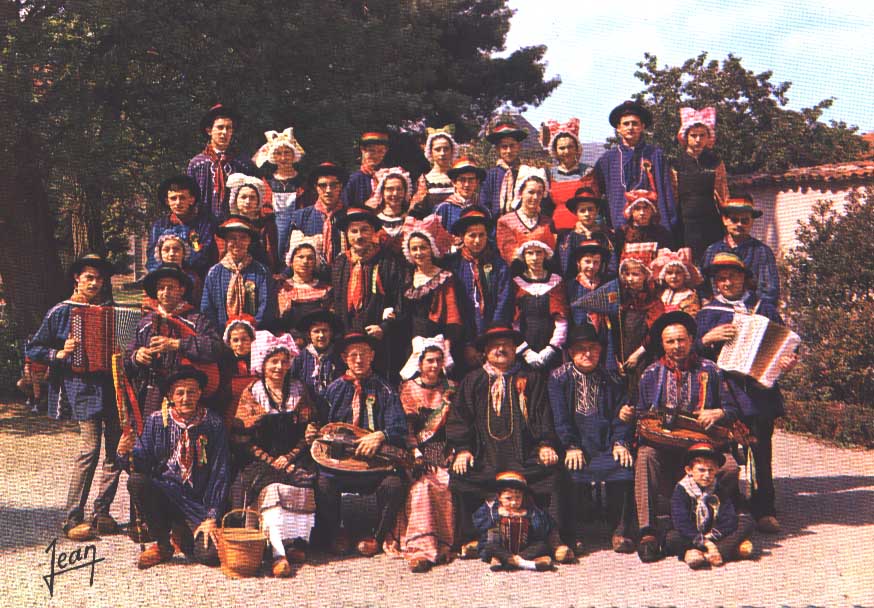 Cpsm Ambert (63, Puy De Dôme) Groupe Folklorique Auvergnat "le Livradoue Dansaire". Datée 1968 - Ambert