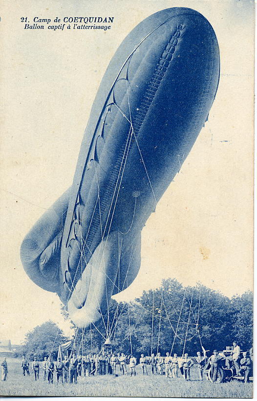 CAMP DE COETQUIDAN   -  BALLON CAPTIF A L ATTERRISSAGE  -  TRES BEAU PLAN - Luchtballon