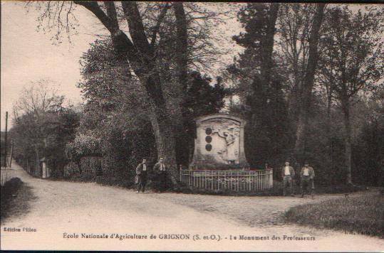 CPA De GRIGNON - Ecole Nationale D'Agriculture. Le Monument Des Professeurs. - Grignon