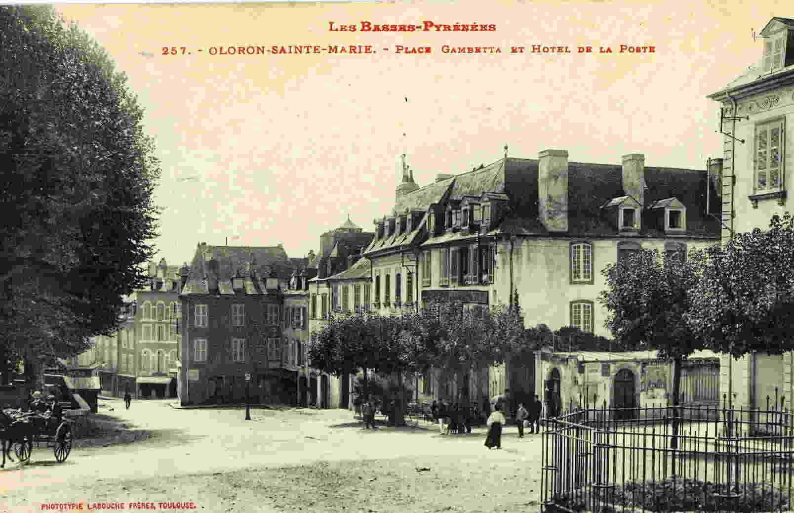 OLORON-SAINTE-MARIE - Place Gambetta Et Hôtel De La Poste - Oloron Sainte Marie