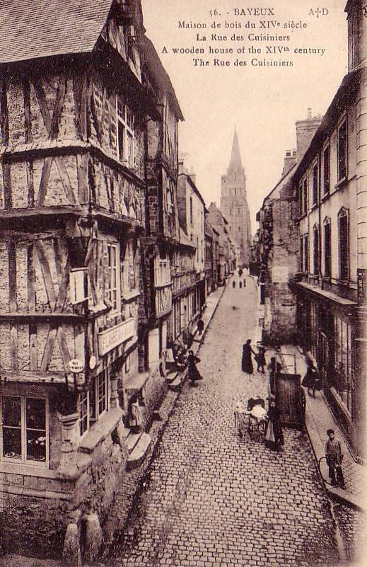 BAYEUX. Maison De Bois Du XIVe Siècle, La Rue Des Cuisiniers - Bayeux