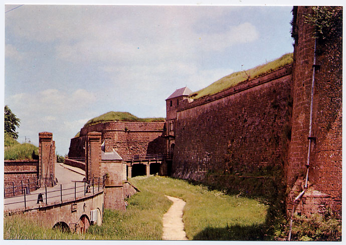 {18992} Montmédy Porte Et Pont-levis De La Citadelle - Montmedy