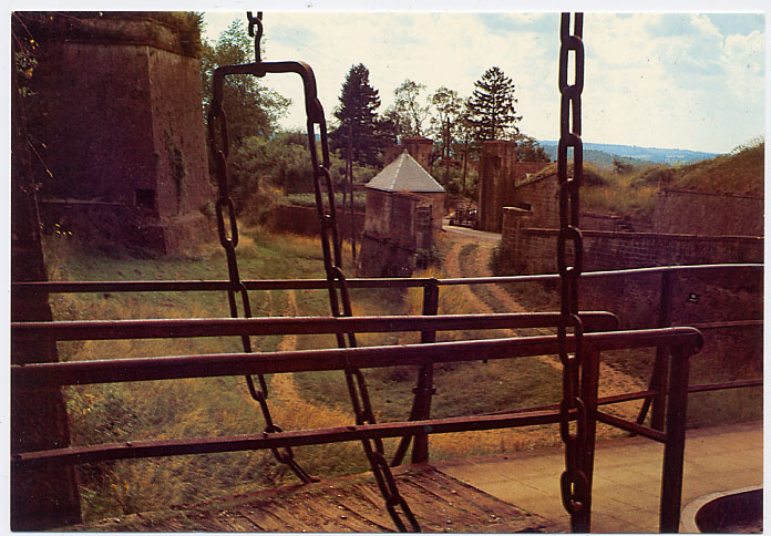 {18993} Montmédy Contre-jour Sur Le Pont-levis Et Porte De La Citadelle - Montmedy