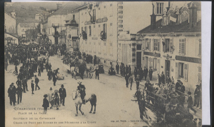 Gérardmer Place De La Gare Cavalcade Chars Des Singes Et Pêcheurs à La Ligne ,très Animée - Gerardmer