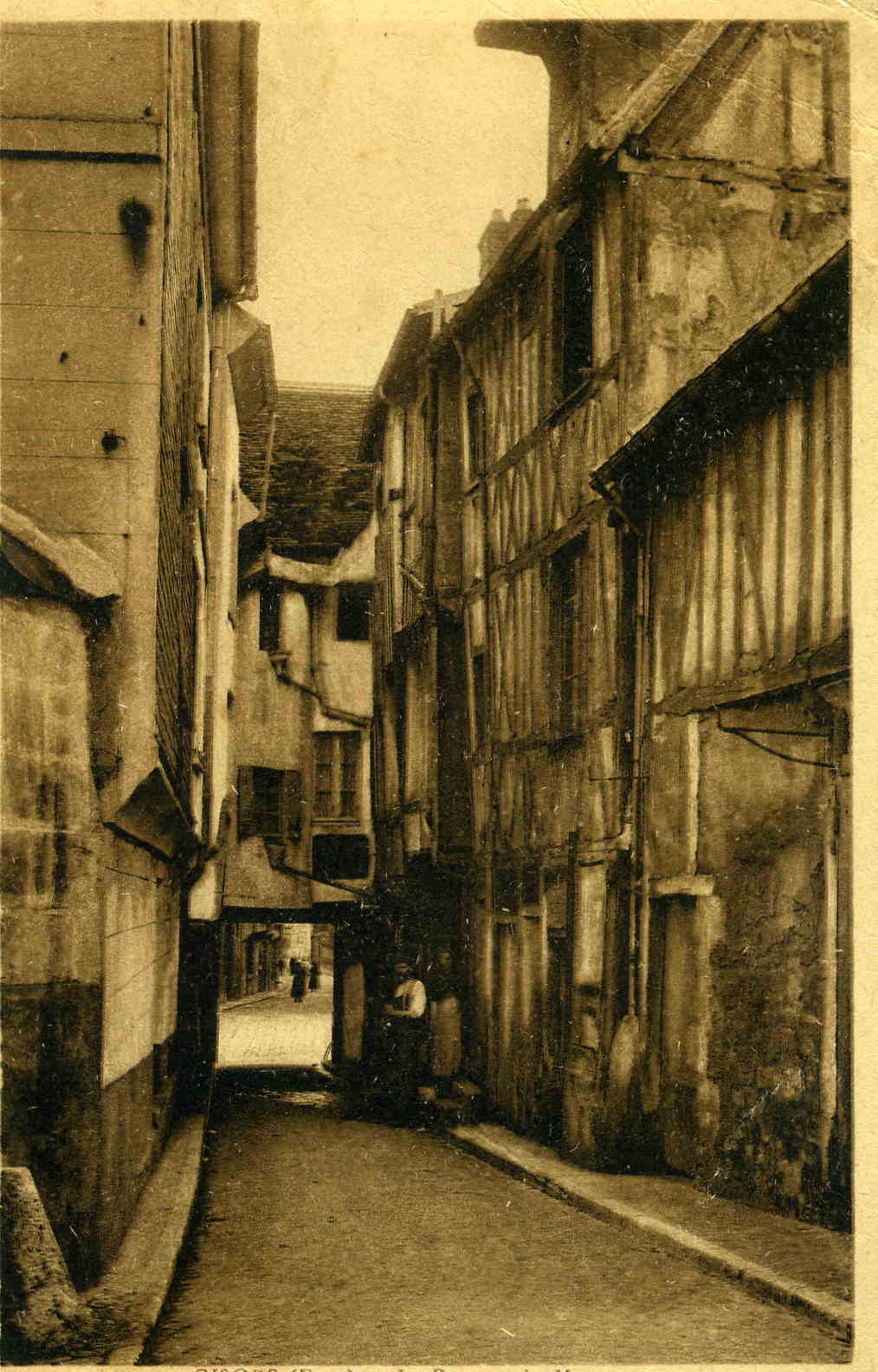 CPA Gisors  Passage Du Monarque - Gisors