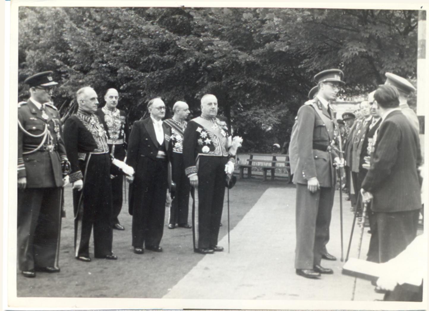 Wy963: Z-wit Foto 18x13 ;Koning Bouwdewijn In Gent Bij Zijn Inhuldiging 22 Juin 1952 : Geneviéve Timmerman - Célébrités