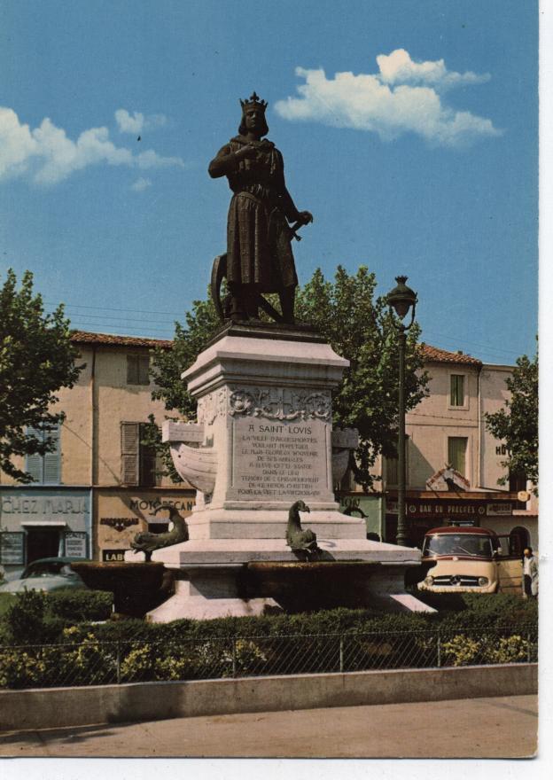 30 - AIGUES-MORTES - PLACE ST LOUIS - Statue Du ROI N°13406 - Voitures - Bus - Aigues-Mortes