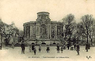 567. BOURGES.- Place Séraucourt - Le Château D´Eau - Watertorens & Windturbines