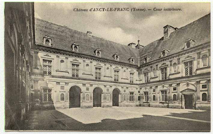 89 - Château D'ANCY LE FRANC - Cour Intérieure - Ancy Le Franc