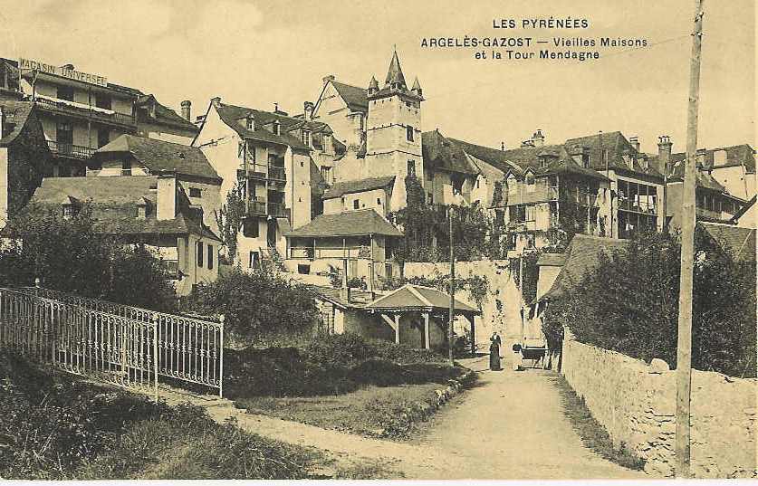 65  ARGELES GAZOST  VIEILLES MAISONS ET LA TOUR MENDAGNE          N° A185 - Argeles Gazost