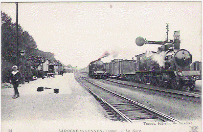 89- LAROCHE - MIGENNES- LA GARE. (TRAINS BEAU PLAN) - Migennes