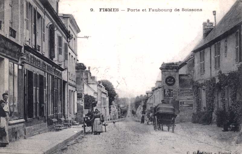 Cpa Fismes (51, Marne) Porte Et Faubourg De Soissons, Belle Animation, Commerces (café..), Publicités.. 1915. C.G. Edit - Fismes