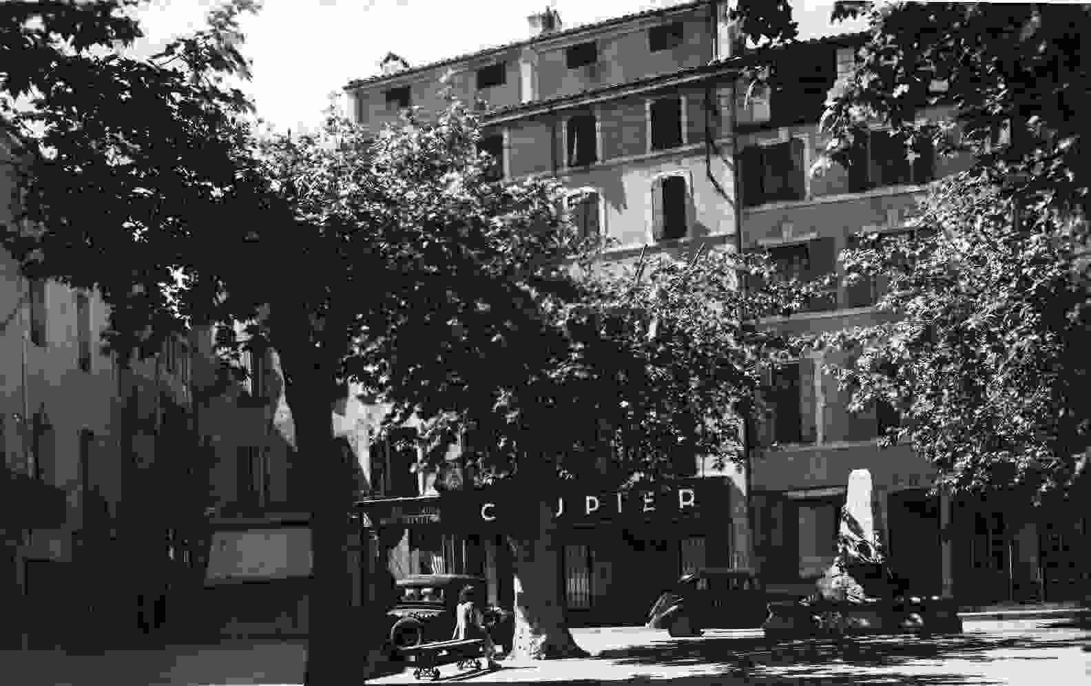 MANOSQUE - Place De L'Hôtel De Ville - Manosque