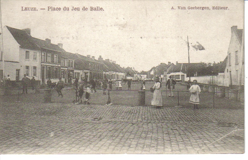 LEUZE  - Place Du Jeu De Balle - Feldpost - Très Animé - Leuze-en-Hainaut