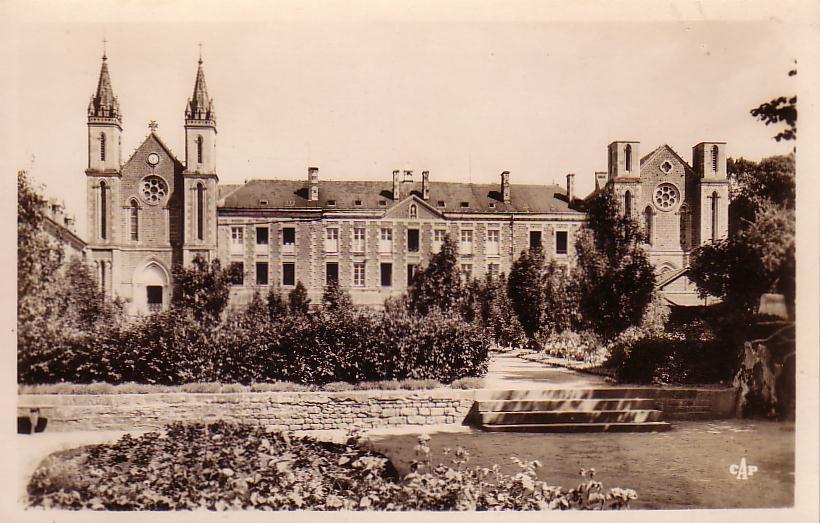 BRIOUZE.  La Communauté Notre-Dame Façade Principale - Briouze