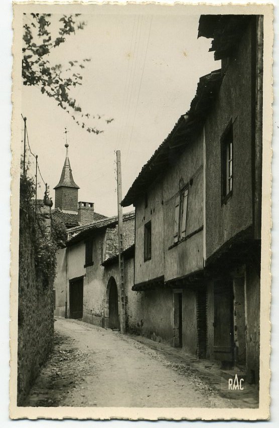 87 - BELLAC. Rue Et Chapelle Des Pénitents. - Bellac