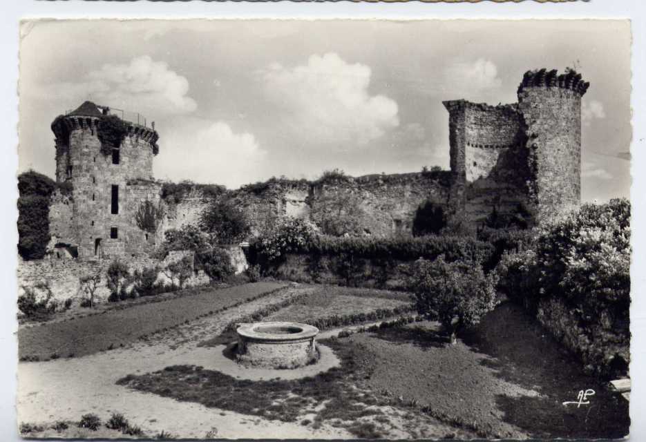 Réf 64  - CHEVREUSE - Ruines De La Madeleine. La Tour Des Gardes, La Tour Fendue Et Le Puits De 85 Mètres - Chevreuse