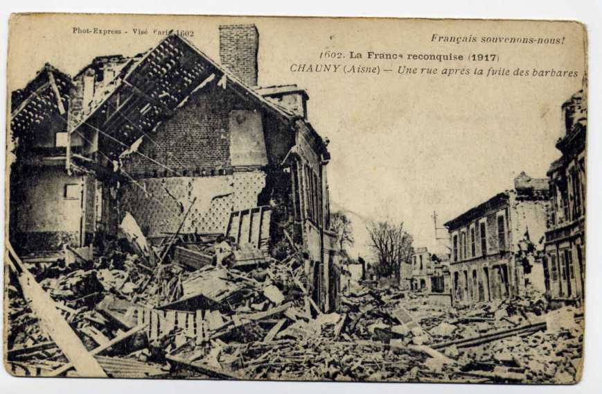 Réf 100  -  CHAUNY - Une Rue Après La Fuite Des Barbares - Chauny