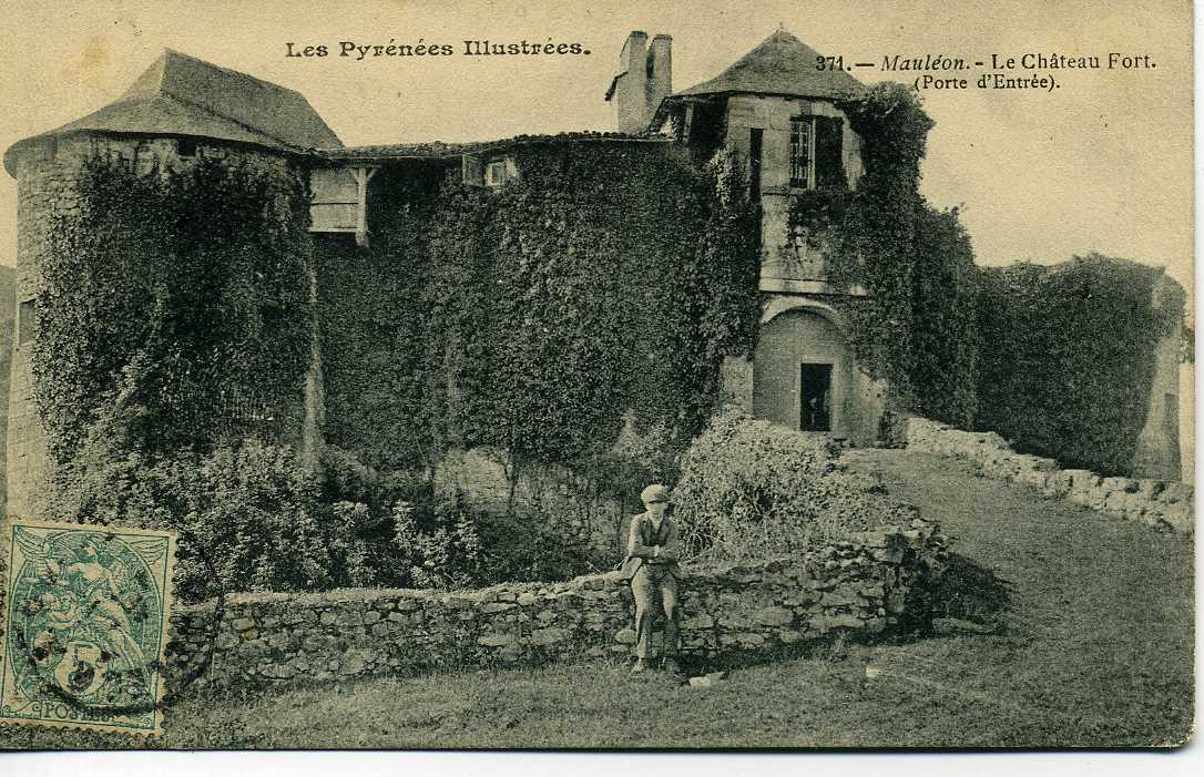 PYRENEES ATLANTIQUES MAULEON Le Chateau Fort Porte D´entrée (animée Garçon) - Mauleon Licharre