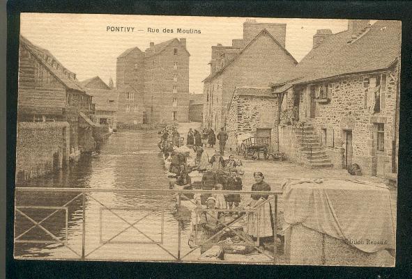 Pontivy - Rue Des Moulins (tramée, Animée, Lavandières, Enfants) - Pontivy