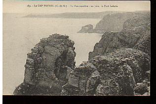 Jolie CP Ancienne  - Le Cap Fréhel Côtes D'Armor La Fauconnière ; Au Loin Le Fort Lalatte - Cap Frehel