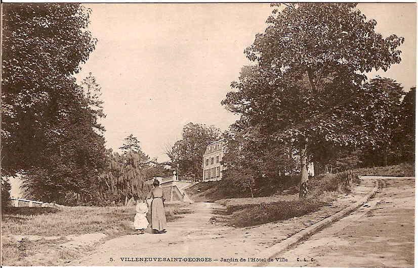 VILLENEUVE-SAINT-GEORGES - Jardin De L´Hôtel De Ville. - Villeneuve Saint Georges