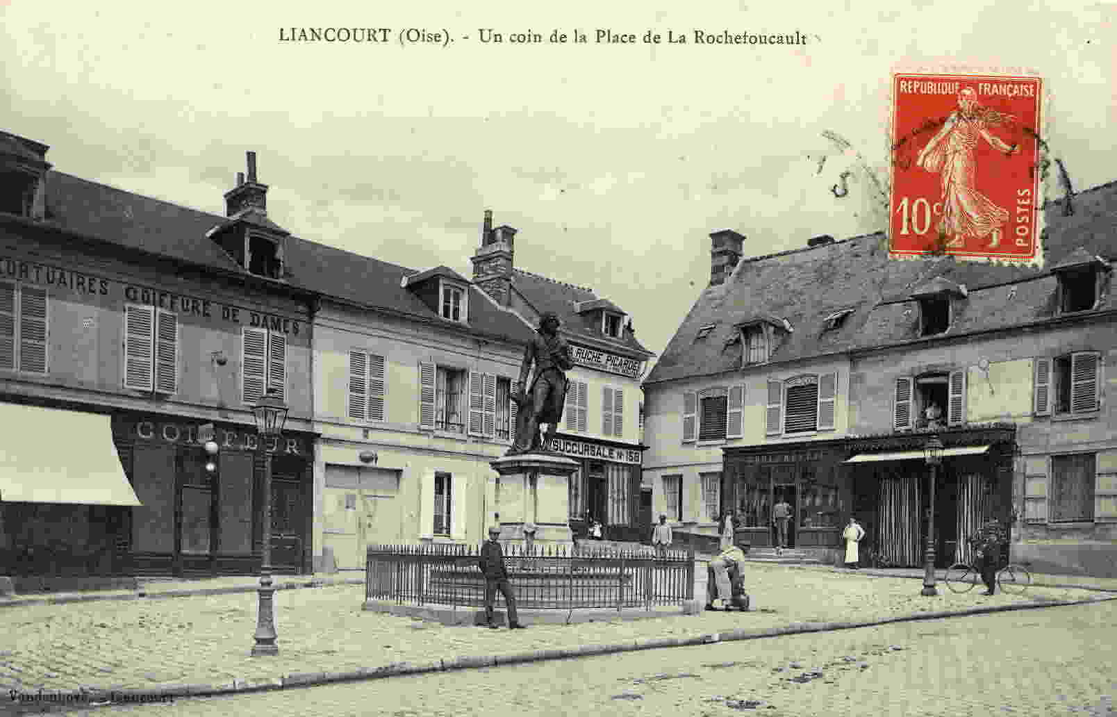 LIANCOURT - Un Coin De La Place De La Rochefoucault - Liancourt