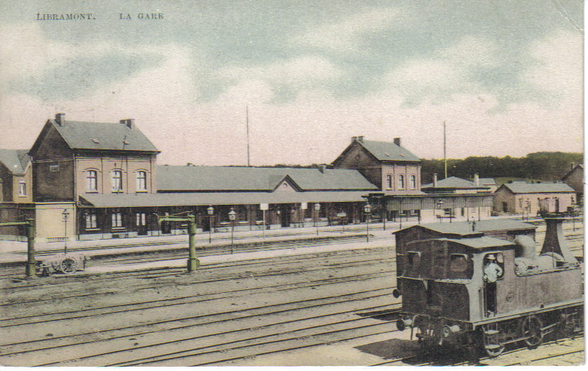 LIBRAMONT - La Gare - Intérieur Avec Train - Libramont-Chevigny